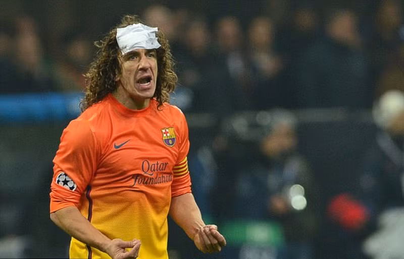 Carles Puyol bị thương sau một pha va đầu vào Pazzini. Carles Puyol bị thương sau một pha va đầu vào Pazzini.