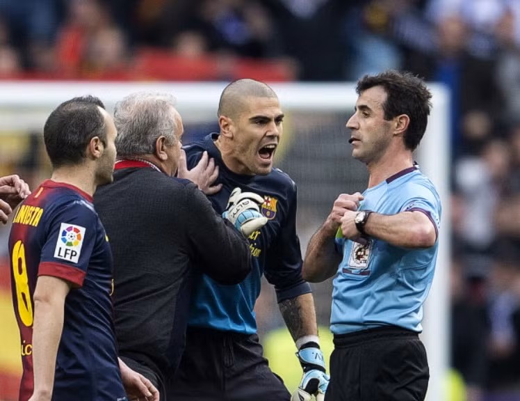 Tuy nhiên, trọng tài Miguel Perez từ chối thổi phạt Ramos, và trận đấu kết thúc. Victor Valdes vẫn bám theo trọng tài để cãi. Tuy nhiên, trọng tài Miguel Perez từ chối thổi phạt Ramos, và trận đấu kết thúc. Victor Valdes vẫn bám theo trọng tài để cãi.