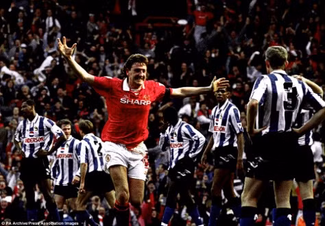 1992-93: Chức vô địch đầu tiên của United trong kỷ nguyên Ferguson và là chức vô địch Premier League đầu tiên trong lịch sử giải đấu. Dẫn đầu Quỷ Đỏ là Eric Cantona cùng cặp trung vệ lừng danh Steve Bruce (ảnh) - Gary Pallister. United đã ngăn cản Norwich và Aston Villa tới chức vô địch. 1992-93: Chức vô địch đầu tiên của United trong kỷ nguyên Ferguson và là chức vô địch Premier League đầu tiên trong lịch sử giải đấu. Dẫn đầu Quỷ Đỏ là Eric Cantona cùng cặp trung vệ lừng danh Steve Bruce (ảnh) - Gary Pallister. United đã ngăn cản Norwich và Aston Villa tới chức vô địch.