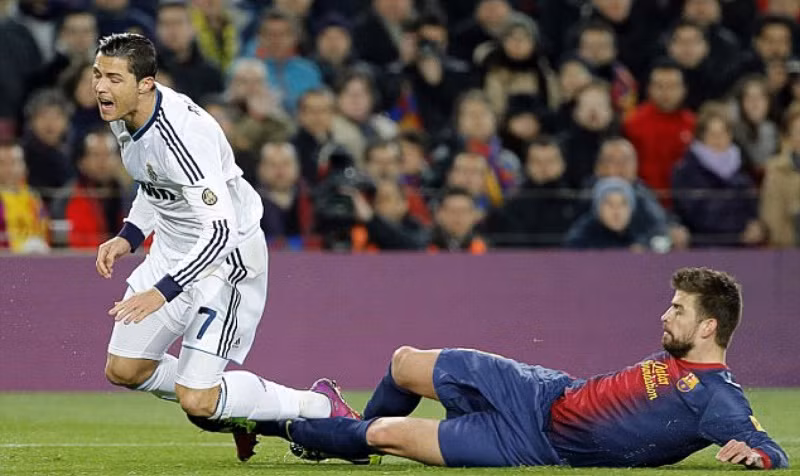 Phút 13, Pique đốn ngã Ronaldo trong vòng cấm và Real hưởng quả penalty. Phút 13, Pique đốn ngã Ronaldo trong vòng cấm và Real hưởng quả penalty.