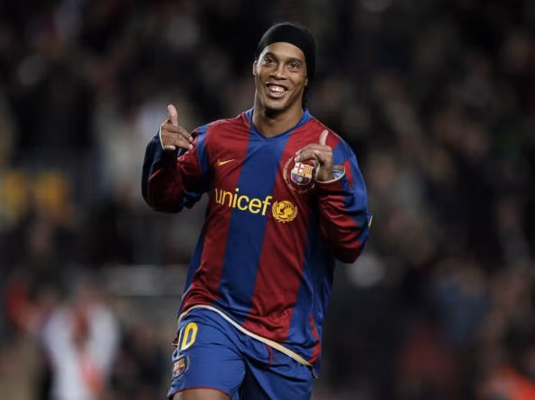 Ronaldinho (Brazil): Rô “vẩu” của thời đỉnh cao đơn giản là không thể bị ngăn chặn. Kỹ thuật siêu đẳng của anh khiến ngay cả những khán giả Bernabeu ngày 19/11/2005 cũng phải đứng dậy để giành cho anh những tràng pháo tay tán tụng.