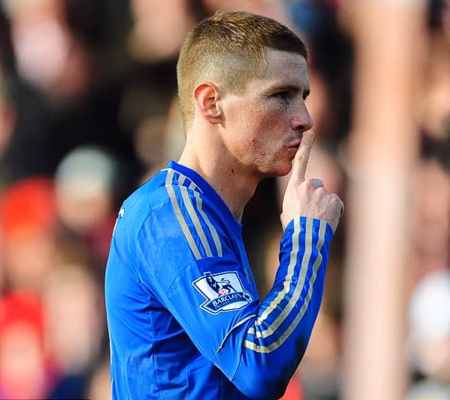 Fernando Torres đã cho trình làng quả tóc mới của anh trong trận Brentford – Chelsea vừa qua. Đó là kiểu tóc cắt ngắn với màu củ gừng. Điều đáng nói là, kiểu tóc này khá giống nhiều cầu thủ trước đây. Fernando Torres đã cho trình làng quả tóc mới của anh trong trận Brentford – Chelsea vừa qua. Đó là kiểu tóc cắt ngắn với màu củ gừng. Điều đáng nói là, kiểu tóc này khá giống nhiều cầu thủ trước đây.