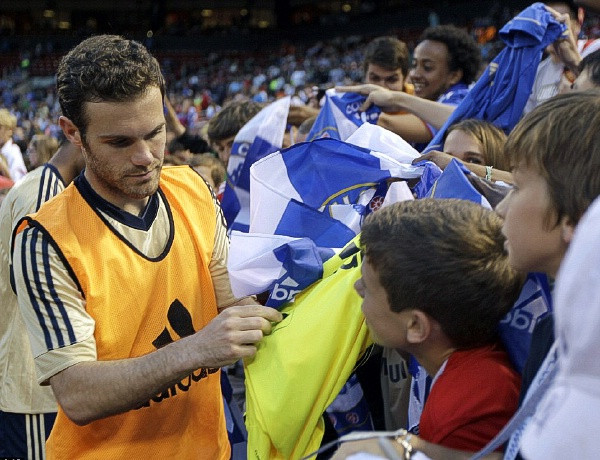 Juan Mata ký tặng cho fan trước khi rời sân Juan Mata ký tặng cho fan trước khi rời sân