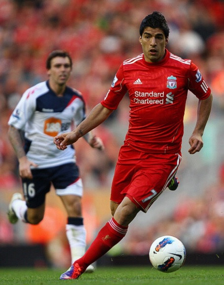 Luis Suarez đang dẫn đầu cuộc đua cho danh hiệu Cầu thủ xuất sắc nhất Premier League mùa giải 2012/13, nhưng Robin Van Persie đang bám theo anh rất sát. Họ sẽ gặp nhau trong buổi tối hôm nay tại Old Trafford, nơi sẽ diễn ra trận derby Đỏ rất được chờ đợi giữa 2 đối thủ truyền kiếp. Vậy ai hơn ai trong cuộc đấu bàn thắng? Hãy cùng phân tích từng mặt trong cách chơi của họ.