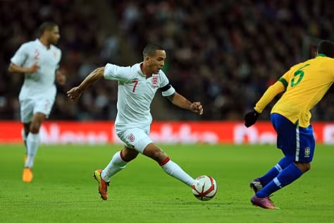 Theo Walcott là một trong 3 cầu thủ Arsenal bị đau sau loạt giao hữu quốc tế Theo Walcott là một trong 3 cầu thủ Arsenal bị đau sau loạt giao hữu quốc tế