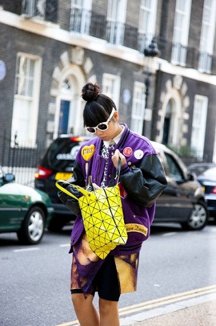 Biên tập viên thời trang Anna Dello Russo cá tính với áo khoác tím phá cách.