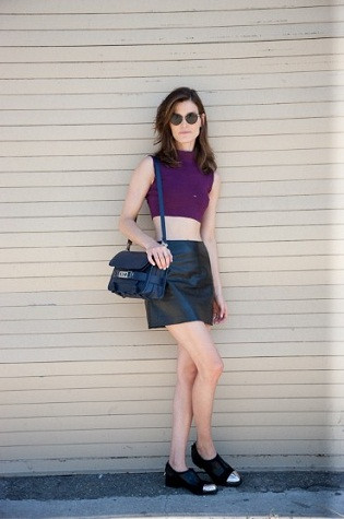 Thời trang màu tím lấy cảm hứng và ý tưởng từ chiếc áo choàng của Amethyst Alberta Ferretti khi cô ấy đứng trong nhà xe trên tạp chí Paris cuối tuần qua.