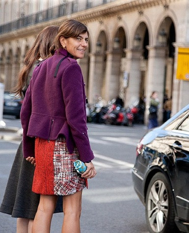 Giám đốc thời trang của Teen Vogue, Gloria Baume trong chiếc áo khoác dạ tím.