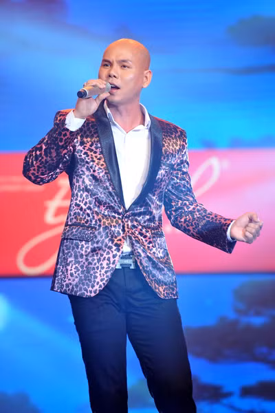 Phan Đinh Tùng cũng tranh thủ tham gia chương trình. Anh trình bày lại 'Bởi vì anh yêu em'. Phan Đinh Tùng cũng tranh thủ tham gia chương trình. Anh trình bày lại 'Bởi vì anh yêu em'.