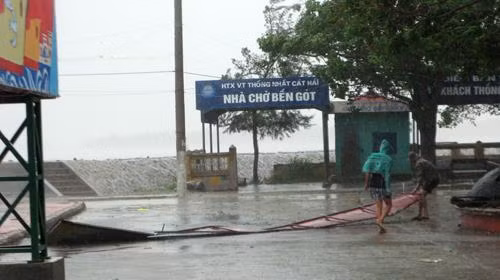 Gió mạnh thổi bay mái tôn và biển quảng cáo ở bến phà Gót, thị trấn Cát Hải - Ảnh: Tuổi trẻ