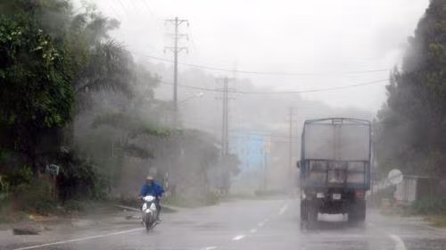 Mưa lớn trên quốc lộ 18 - Ảnh: Tuổi trẻ