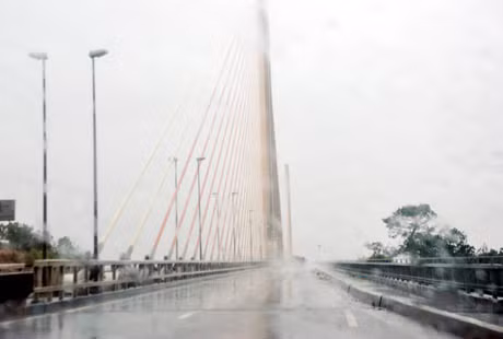 Quảng Ninh: Sở GTVT đã bắt đầu thực hiện việc cấm người đi bộ, phương tiện thô sơ và xe mô tô qua cầu Bãi Cháy (Ảnh: báo Quảng Ninh)
