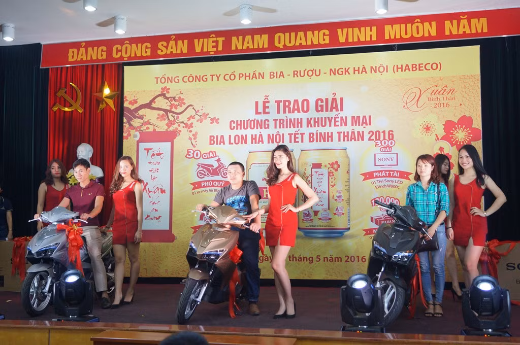 Khách hàng uống Bia Hà Nội trúng xe AirBlade.