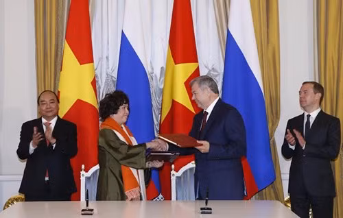 Thủ tướng Nguyễn Xuân Phúc và Thủ tướng Dmitry Medvedev cùng chứng kiến lễ ký Thỏa thuận hợp tác giữa Tập đoàn TH và Chính quyền tỉnh Kaluga về thực hiện dự án đầu tư xây dựng tổ hợp chăn nuôi bò sữa và chế biến sữa ứng dụng công nghệ cao...