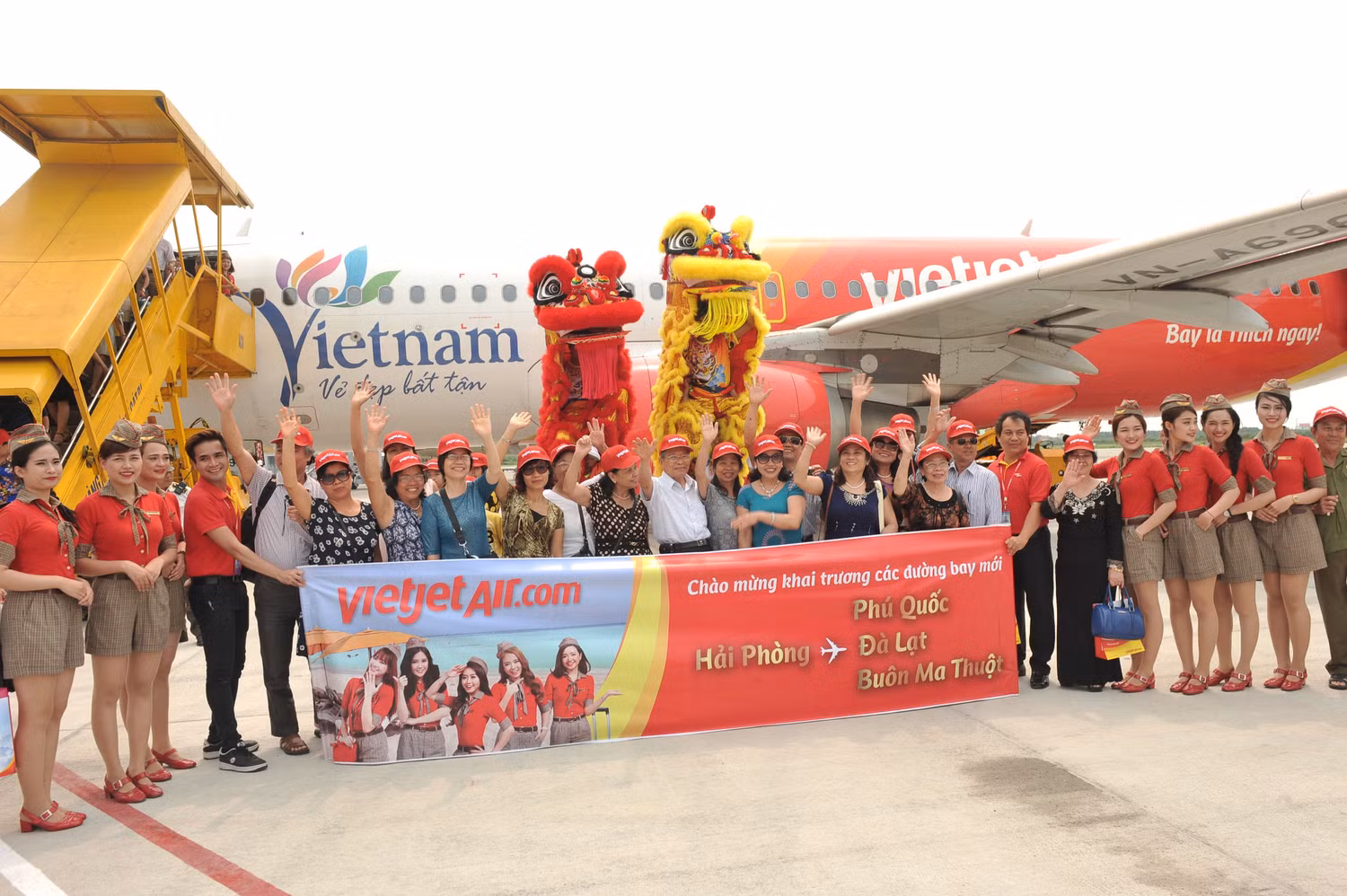 Chào đón hành khách đầu tiên.