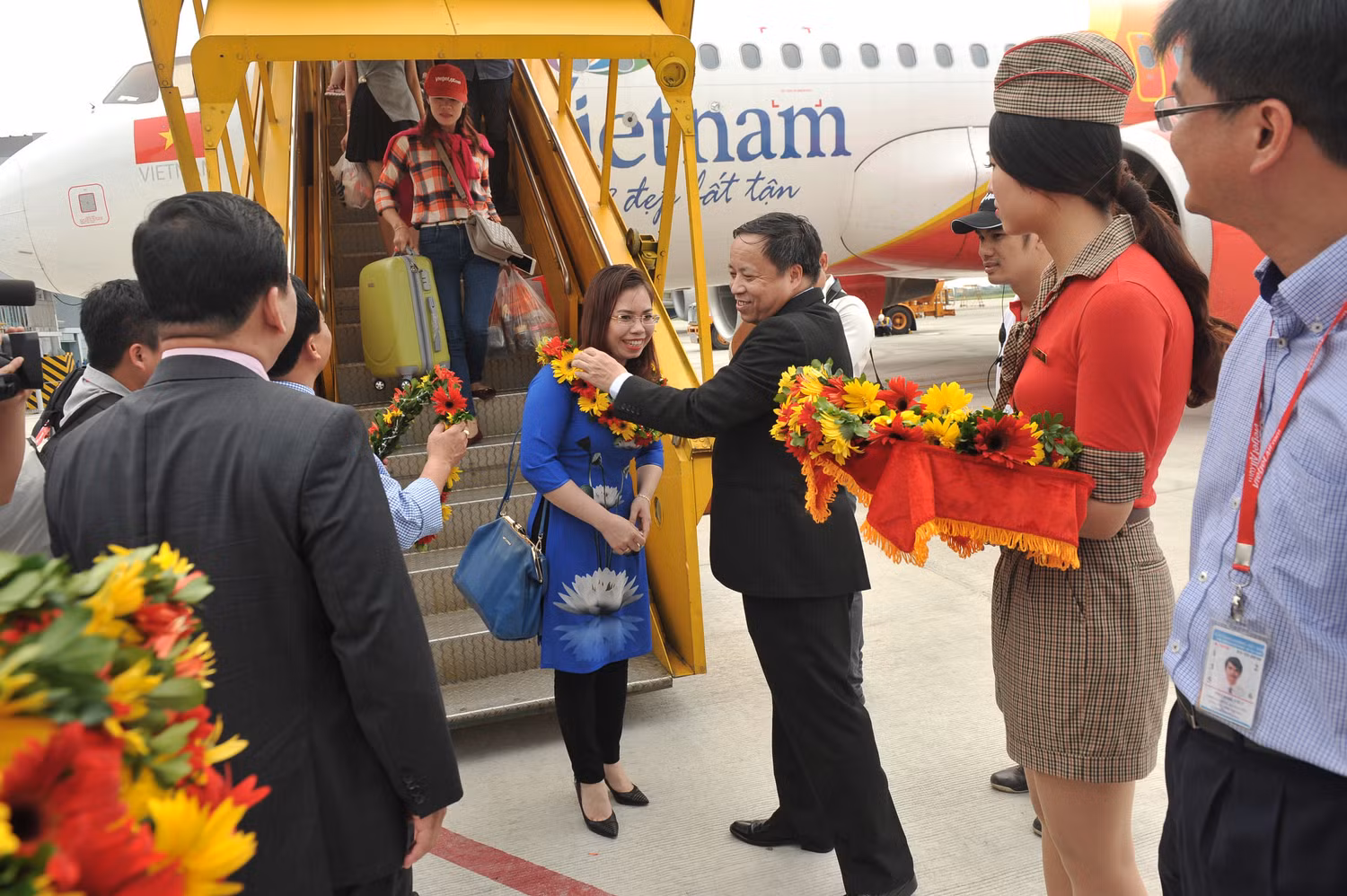 Hành khách đầu tiên được chào đón nồng nhiệt.