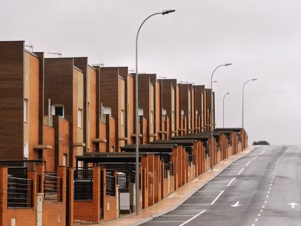 Yebes (Tây Ban Nha) Nằm gần thủ đô Madrid của Tây Ban Nha, dự án Yebes hứa hẹn sẽ là một dự án phát triển với 9.000 căn hộ và nhà nhỏ dự kiến được xây dựng. Tuy nhiên, chỉ 1500 căn hộ trong số chúng đã được hoàn tất trước khi các nhà đầu tư bị phá sản. Hiện mới có 3.000 cư dân sống ở Yebes, so với mức 30.000 người theo dự kiến ban đầu và không hề có dịch vụ tàu cao tốc như các nhà chức trách đã hứa. Thị trưởng Yebes, ông Joaquin Ormazabal, nói với hãng thông tấn AP rằng: "Nhà ga được xây dựng, xe lửa đã được mua nhưng chúng sẽ không bao giờ được chạy". Yebes (Tây Ban Nha) Nằm gần thủ đô Madrid của Tây Ban Nha, dự án Yebes hứa hẹn sẽ là một dự án phát triển với 9.000 căn hộ và nhà nhỏ dự kiến được xây dựng. Tuy nhiên, chỉ 1500 căn hộ trong số chúng đã được hoàn tất trước khi các nhà đầu tư bị phá sản. Hiện mới có 3.000 cư dân sống ở Yebes, so với mức 30.000 người theo dự kiến ban đầu và không hề có dịch vụ tàu cao tốc như các nhà chức trách đã hứa. Thị trưởng Yebes, ông Joaquin Ormazabal, nói với hãng thông tấn AP rằng: "Nhà ga được xây dựng, xe lửa đã được mua nhưng chúng sẽ không bao giờ được chạy".