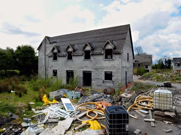 Hạt Longford (Ireland) Không có nơi nào mà những vết thẹo của bong bóng nhà đất Ireland kéo dài suốt một thập kỷ và tiếp theo là sự sụp đổ về tài chính ảnh hưởng nặng nề như ở hạt Longford. Nằm cách thủ đô Dublin 75 dặm về phía Tây, hạt Longford với dân số khoảng 10.000 người và có tới 19 dự án bất động sản bị bỏ hoang. Hạt Longford (Ireland) Không có nơi nào mà những vết thẹo của bong bóng nhà đất Ireland kéo dài suốt một thập kỷ và tiếp theo là sự sụp đổ về tài chính ảnh hưởng nặng nề như ở hạt Longford. Nằm cách thủ đô Dublin 75 dặm về phía Tây, hạt Longford với dân số khoảng 10.000 người và có tới 19 dự án bất động sản bị bỏ hoang.