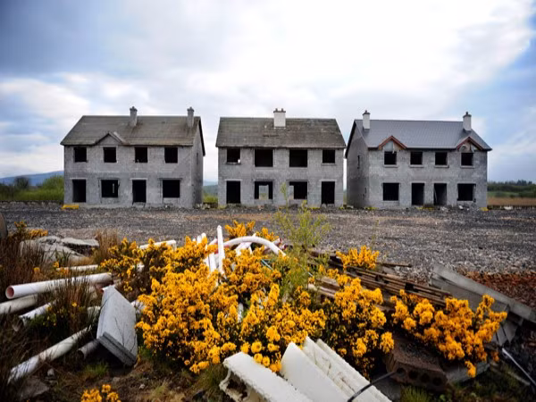 Hạt Leitrim (Ireland) Gần như không một thị trấn hay ngôi làng nào không bị ảnh hưởng bởi sự tụt dốc thê thảm của bất động sản ở Leitrim, hạt có dân số ít nhất ở Ireland. Những ngôi làng ven hồ giờ chỉ có khoảng 200 cư dân sinh sống và 50 căn hộ “trong mơ” hiện đang trống rỗng. Hạt Leitrim (Ireland) Gần như không một thị trấn hay ngôi làng nào không bị ảnh hưởng bởi sự tụt dốc thê thảm của bất động sản ở Leitrim, hạt có dân số ít nhất ở Ireland. Những ngôi làng ven hồ giờ chỉ có khoảng 200 cư dân sinh sống và 50 căn hộ “trong mơ” hiện đang trống rỗng.