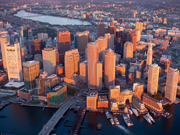Boston UHNW: 890 người Boston chiếm khoảng 1,5% số người giàu trên toàn nước Mỹ. Những cư dân tỷ phú ở đây phải kể đến hai cha con Edward C. Johnson và Abigail Johnson của Tập đoàn Fidelity, đồng sáng lập Tập đoàn khoa học Boston - John Abele và Peter Nicholas, Jack Manning của hãng Boston Capital và Arthur Demoulas của Demoulas Market Basket.