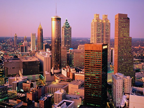 Atlanta UHNW: 960 người Theo Phòng thống kê dân số Hoa Kỳ, cứ 5.480 người ở Atlanta thì có 1 người sở hữu tài sản trên 30 triệu USD. Một số công ty lớn có trụ sở ở thành phố như: Coca-Cola, Turner Broadcasting, Home Depot và Delta Airlines. Atlanta là trung tâm hàng không lớn nhất thế giới và là trung tâm kinh tế lớn phía Đông Nam nước Mỹ. Trong số siêu giàu ở đây phải kể đến nữ tỷ phú Anne Cox Chambers, S. Truett Cathy (người sáng lập chuỗi cửa hàng ăn nhanh Chick-fil-A), tỷ phú Bernard Marcus.