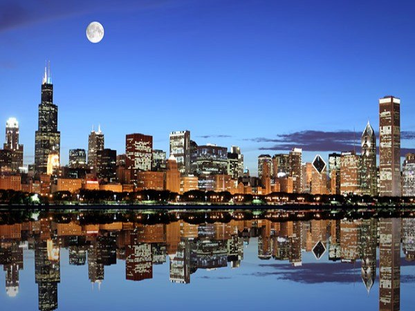 Chicago UHNW: 2.550 người Đây là thành phố đông dân thứ ba tại Hoa Kỳ và đứng thứ tư về số người có tài sản từ 30 triệu USD trở lên. Chicago là một trung tâm tài chính lớn. Những công ty lớn đáng chú ý ở Chicago bao gồm: Tập đoàn CME, hãng sản xuất máy bay Boeing, United Airlines, MillerCoors, Groupon và RR Donnelley. Tỷ phú ở Chicago phải kể đến “nữ hoàng truyền thông” Oprah Winfrey, nhà đầu cơ trứ danh Sam Zell, Joe Mansueto - ông chủ của tập đoàn đầu tư Morningstar.