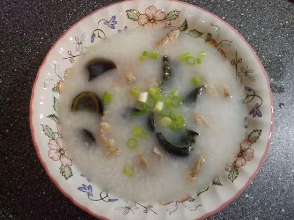 Cháo trứng Bắc Thảo (Trung Quốc) Điều gì làm cho món ăn này là món ăn sáng kỳ lạ nhất? Đó là trứng Bắc Thảo. Đây là loại trứng truyền thống được bọc trong một hỗn hợp gồm đất sét, muối, tro, vôi, lúa gạo và để trong vài tuần. Kết quả là lòng đỏ chuyển thành màu xám hoặc xanh đen, có mùi hăng và tương đối khó ăn. Cháo trứng Bắc Thảo (Trung Quốc) Điều gì làm cho món ăn này là món ăn sáng kỳ lạ nhất? Đó là trứng Bắc Thảo. Đây là loại trứng truyền thống được bọc trong một hỗn hợp gồm đất sét, muối, tro, vôi, lúa gạo và để trong vài tuần. Kết quả là lòng đỏ chuyển thành màu xám hoặc xanh đen, có mùi hăng và tương đối khó ăn.