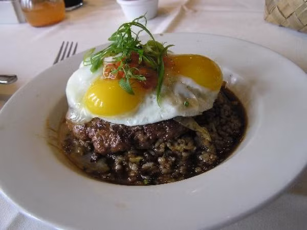 Loco Moco (Mỹ) Bữa ăn sáng truyền thống của Hawaii còn giàu năng lượng hơn cả một bữa tối. Một đĩa Loco Moco thông thường gồm có cơm, một quả trứng ốp la, một miếng thịt băm chiên và thêm một chút nước sốt thịt. Loco Moco (Mỹ) Bữa ăn sáng truyền thống của Hawaii còn giàu năng lượng hơn cả một bữa tối. Một đĩa Loco Moco thông thường gồm có cơm, một quả trứng ốp la, một miếng thịt băm chiên và thêm một chút nước sốt thịt.