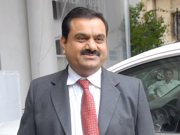 11. Gautam Adani – 5,4 tỷ USD Vị tỷ phú này là người sáng lập ra Adani Enterprises, một tập đoàn hoạt động trong nhiều lĩnh vực như kinh doanh hàng hoá, hoạt động cảng, khai thác than, điện và phân phối khí đốt tự nhiên. Adani đã mất gần 5 tỷ USD từ năm ngoái do các dự án đấu thầu của tập đoàn bị chính phủ từ chối cũng như các cáo buộc về khai thác quặng sắt trái phép làm tổn hại đến hình ảnh và giá trị cổ phiếu của công ty.