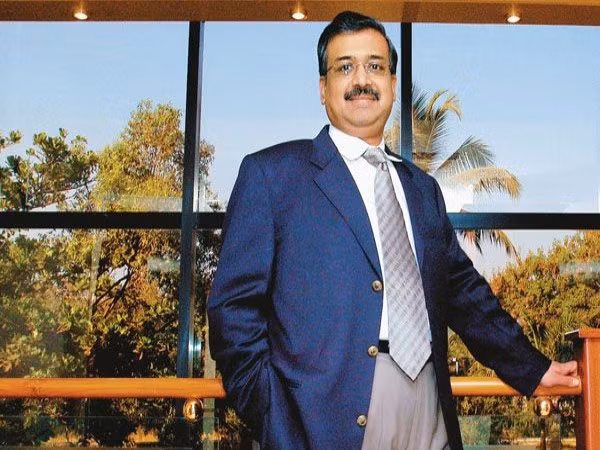 8. Dilip Shanghvi – 7,4 tỷ USD Shanghvi là người sáng lập và cũng là chủ tịch của Sun Pharmaceutical Industries, một công ty dược phẩm quốc tế có thị trường chủ yếu ở Ấn Độ và Hoa Kỳ. Một nhà máy sản xuất gần đây đã mở cửa trở lại tại Hoa Kỳ đã giúp Shanghvi tiếp tục tích lũy sự giàu có của mình.