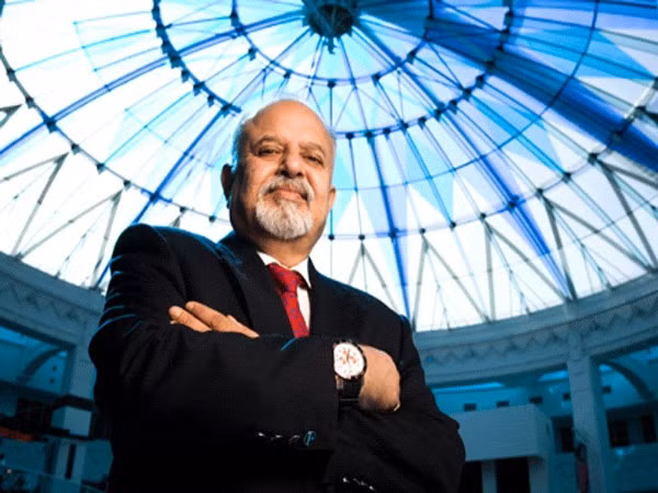 14. Micky Jagtiani – 3,8 tỷ USD Ông là chủ sở hữu và cũng là người sáng lập ra Landmark Group, một trong những công ty bán lẻ lớn nhất ở Ấn Độ và Trung Đông với 1.088 cửa hàng trên toàn thế giới. Tài sản của Jagtiani đã tăng lên từ năm ngoái khi doanh thu của Landmark liên tục tăng và phát triển ổn định.