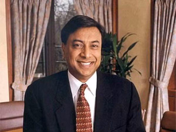 2. Lakshmi Mittal – 20,7 tỷ USD Mittal là chủ tịch kiêm giám đốc điều hành của ArcelorMittal, một công ty khai thác mỏ và sản xuất thép lớn nhất thế giới. Năm ngoái, vị tỷ phú này mất tiền nhiều hơn bất cứ ai trên thế giới. Tổng tài sản của ông giảm từ 31,1 tỷ USD xuống còn 20,7 tỷ USD do giá cổ phiếu giảm, chi phí đầu vào tăng cao nhưng nhu cầu thép lại giảm đáng kể.