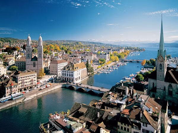 6. Zurich (Thụy Sĩ) Giá thuê nhà theo tháng (2 phòng ngủ): 3.614 USD Một cốc cà phê: 6,02 USD Một Gallon xăng: 7,38 USD Nhật báo quốc tế: 4,38 USD Đồ ăn nhanh: 12,59 USD Zurich là một địa điểm hấp dẫn cho các công ty quốc tế tìm cách đầu tư do mức thuế suất rất thấp. Người nước ngoài cũng bị thu hút, bởi Zurich là thành phố có chất lượng cuộc sống cao. Thành phố đứng thứ ba trên thế giới về giáo dục, thuế và an ninh chính là động cơ cho để nhiều người mua nhà ở đây.
