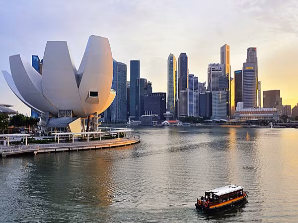 7. Singapore Giá thuê nhà theo tháng (2 phòng ngủ): 3.588 USD Một cốc cà phê: 5,18 USD Một Gallon xăng: 6,55 USD Nhật báo quốc tế: 3,59 USD Đồ ăn nhanh: 5,66 USD Singapore, cũng như các trung tâm tài chính châu Á khác, đang đón nhận một dòng chảy lớn của người nước ngoài đến sinh sống, đã đẩy chi phí của nhà ở và các chi phí sinh hoạt khác tăng lên. Singapore cũng là nơi cực kỳ đắt tiền để sở hữu một chiếc xe hơi. Một xe Toyota Vios cỡ nhỏ có chi phí trung bình 85.700 USD bao gồm cả giấy phép. Người nước ngoài ở Singapore được hưởng lương cao nhất châu Á, trung bình hơn 200.000 USD (năm 2011), nên họ sẵn sàng chi trả chi phí sống dù nó có tăng cao.