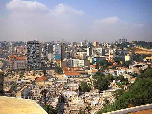 2. Luanda (Angola) Giá thuê nhà theo tháng (2 phòng ngủ): 6.500 USD Một cốc cà phê: 3,90 USD Một Gallon xăng: 2,38 USD Nhật báo quốc tế: 5,46 USD Đồ ăn nhanh: 19,94 USD Luanda là thủ đô của ngành công nghiệp dầu mỏ lớn thứ hai của châu Phi. Sự bùng nổ dầu mỏ đã giúp Angola trở thành nền kinh tế lớn thứ ba ở châu Phi cận Sahara, sau Nam Phi và Nigeria. Chi phí tốn kém nhất trong Luanda là giá thuê nhà. Mặc dù đã giảm 500 USD so với năm ngoái, nó vẫn còn cao ở mức 6.500 USD. Lạm phát tiêu dùng ở Angola là hơn 11% trong tháng 3/2012.