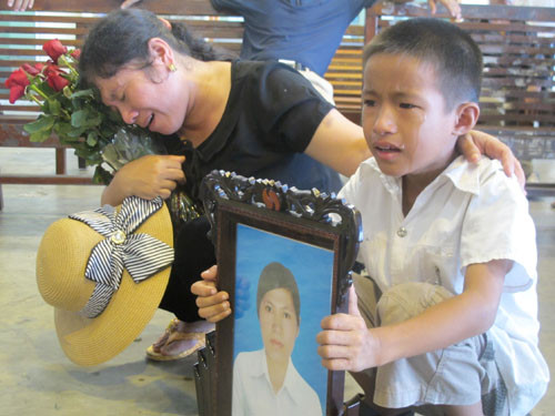 Minh bên di ảnh của mẹ và bác gái Trần Thị Phượng.