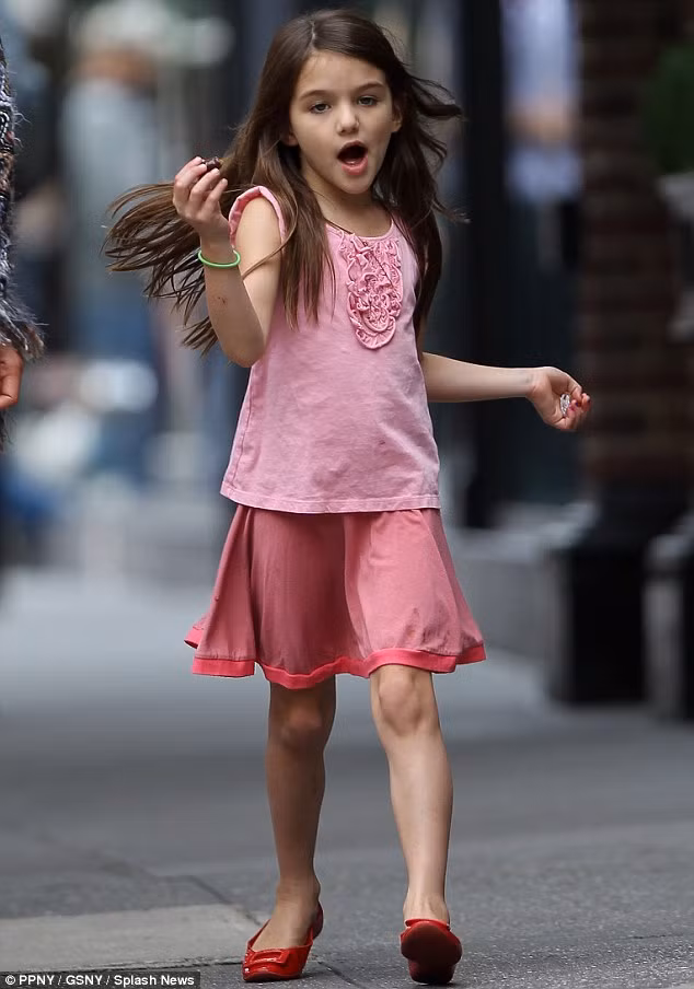 Trong thời gian tới, Suri Cruise hoàn toàn có thể giao tiếp với người hâm mộ Trung Quốc bằng ngôn ngữ quan thoại. Ảnh. Splash. Trong thời gian tới, Suri Cruise hoàn toàn có thể giao tiếp với người hâm mộ Trung Quốc bằng ngôn ngữ quan thoại. Ảnh. Splash.