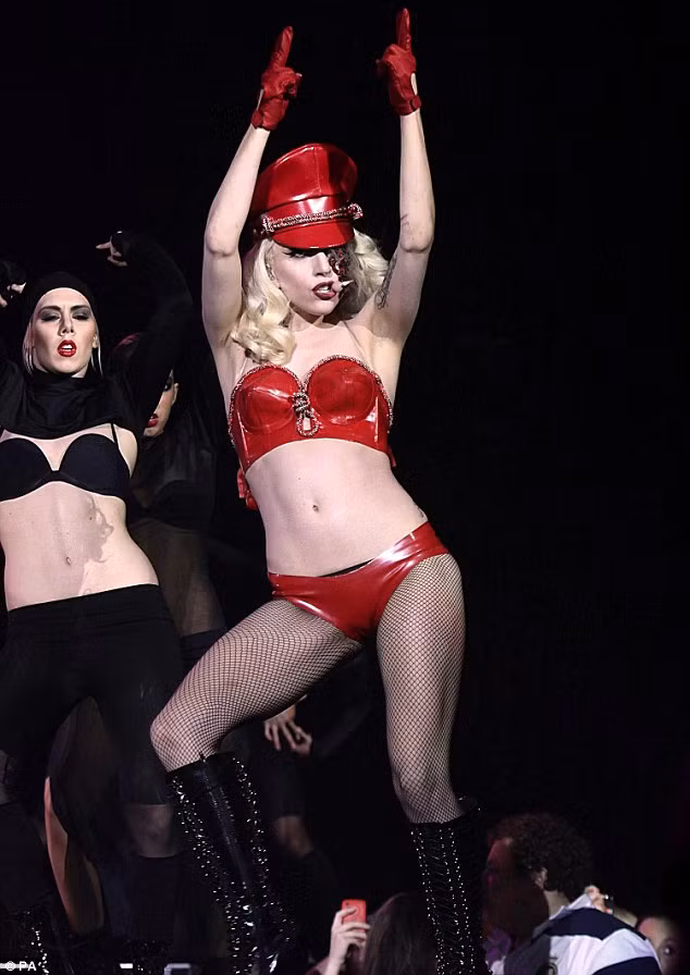 Trang phục và cách trang điểm của Lady Gaga khiến nhiều người nghĩ đến hình ảnh tour diễn vừa rồi của Madona. Trang phục và cách trang điểm của Lady Gaga khiến nhiều người nghĩ đến hình ảnh tour diễn vừa rồi của Madona.