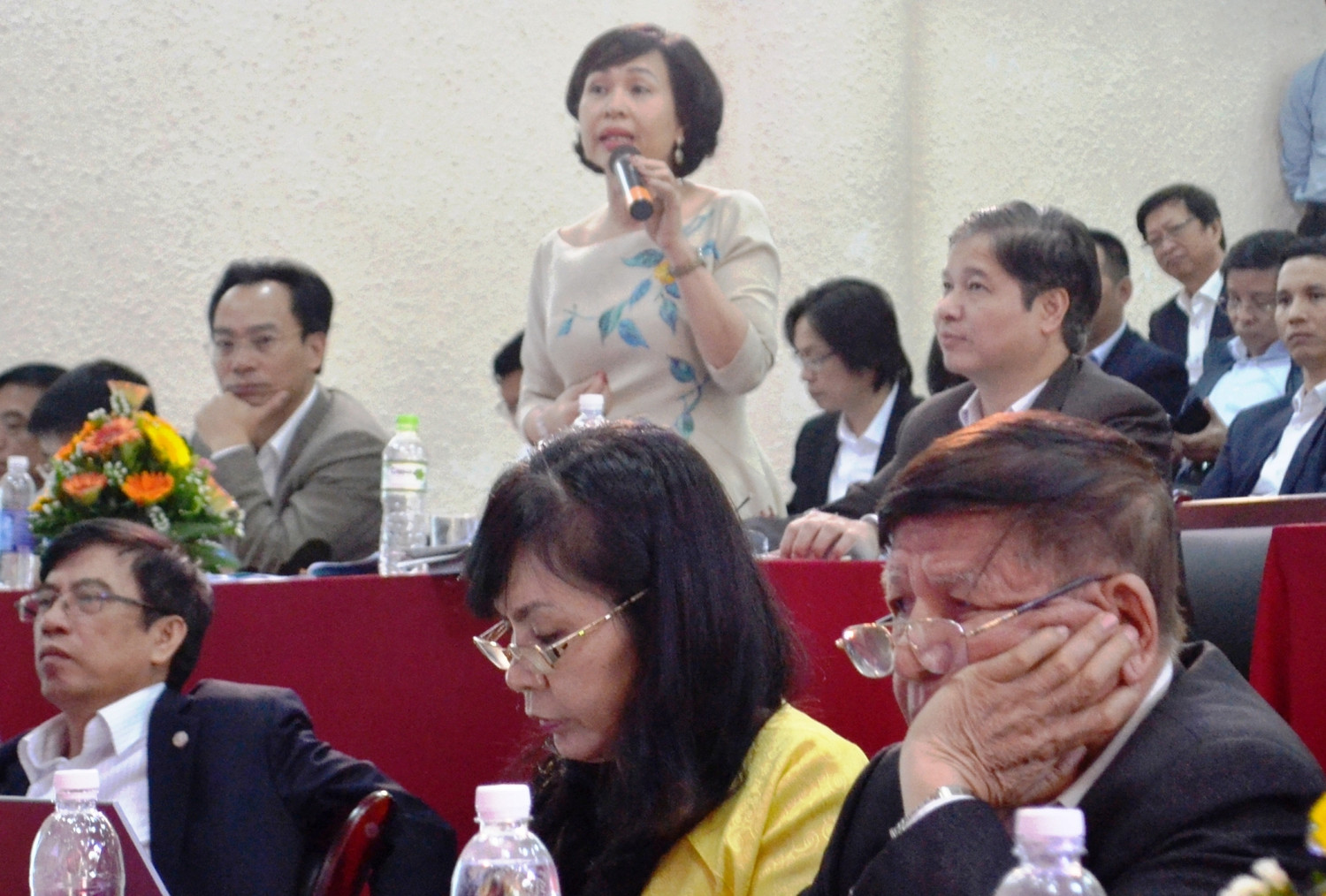 GS.TS Mai Hồng Quỳ – Hiệu trưởng trường Đại học Luật TP.HCM (người đứng) cho rằng không thể cào bằng chuẩn đầu ra của tất cả các nghành nghề. Ảnh: An Nguyên