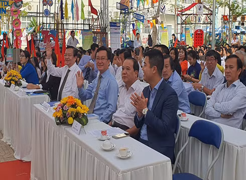 Ông Lê Hồng Sơn (ngoài cùng, trái) tham dự khai mạc ở cụm trại tổ chức tại Trường Gia Định (ảnh: L.H.A)