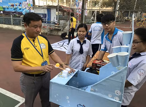 Hiệu trưởng Võ Thiện Cang thăm, trao đổi với học sinh ở các gian hàng (ảnh: CTV)