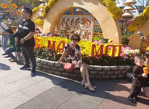 Người dân chụp hình, ngồi hẳn lên bậc thềm làm dập nát các chậu hoa trưng bày (ảnh: P.L)