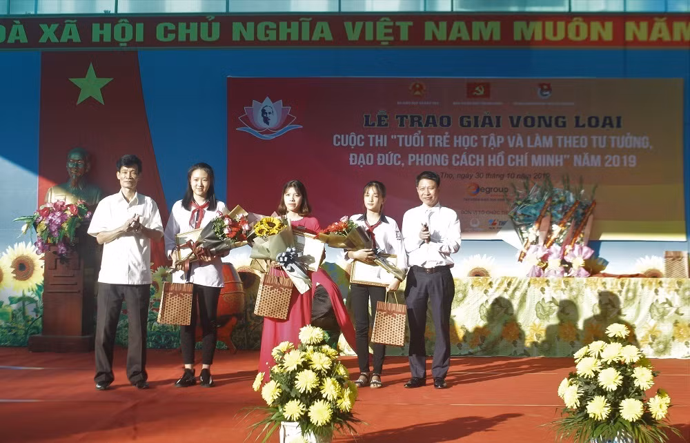 Ban tổ chức trao giải cho các thí sinh xuất sắc nhất vòng loại cuộc thi (Ảnh:V.N) Ban tổ chức trao giải cho các thí sinh xuất sắc nhất vòng loại cuộc thi (Ảnh:V.N)