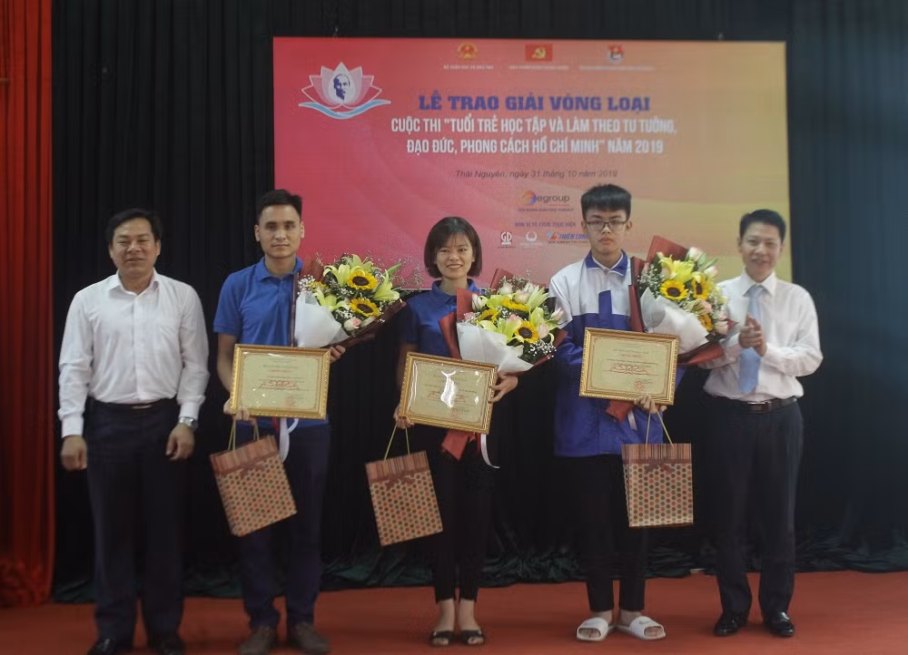 Ban tổ chức trao giải cho các thí sinh xuất sắc nhất vòng loại cuộc thi (Ảnh:V.N)