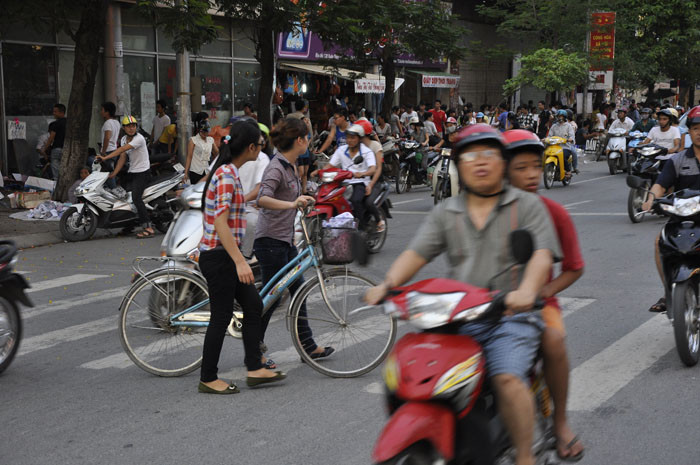 Khu vực chợ xanh (Xuân Thủy – Cầu Giấy) là nơi thường xuyên diễn ra tình trạng lộn xộn giao thông do người sang đường thiếu ý thức.