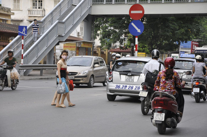 Trên tuyến đường Chùa Bộc trước cổng trường Học viện Ngân Hàng, có đèn tín hiệu giao thông và cầu vượt dành cho người đi bộ nhưng tình trạng sang đường lộn xộn vẫn diễn ra.