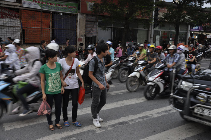 Việc sang đường vào lúc giờ cao điểm…