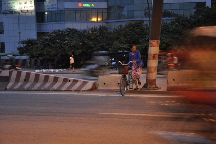 Nhiều người đã tranh thủ khoảng trống ở các giải phân cách để sang đường bất chấp khả năng nguy hiểm cao.