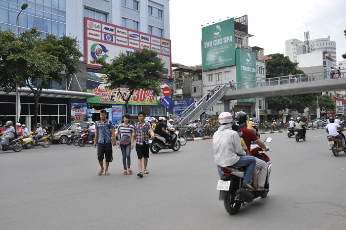 Sang đường ngay dưới chân cầu vượt dành ho người đi bộ. (ảnh chụp tại đường Tây Sơn, trước trường ĐH Thủy Lợi)