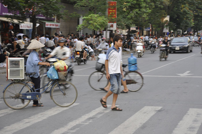 Cả xe đạp và người đi bộ kéo nhau sang đường.